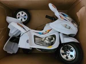 lot 4464 image: Motocross Action C-strike Kids Power Tricycle Battery Included
