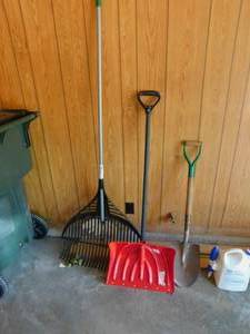 lot 8059 image: Gardening Tools (3 ea)