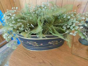 lot 8033 image: Decorative Metal Basket