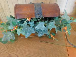 lot 8036 image: Decorative Wooden Box with Ivy