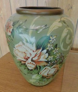 lot 8039 image: Decorative Vase