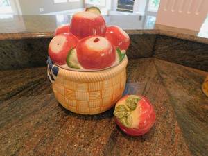 lot 8049 image: Large Cookie Jar & Small Apple Jar