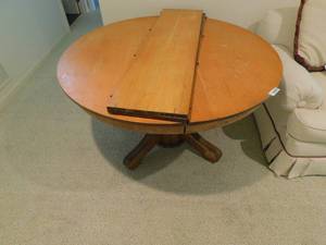 lot 8003 image: Vintage Round Dining Table