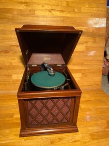 lot 2037 image: Table Top Edison Disc Phonograph Model B19