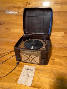 lot 2038 image: Vintage Admiral Model 7RT41-N Record Player Radio