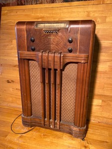 lot 2039 image: Vintage Philco 40-160 Floor Radio with Aircraft and Police Band