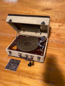 lot 2040 image: Vintage Birch Wind Up Suitcase Phonograph Player Model 500.