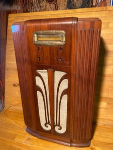lot 2041 image: Vintage General Electric Model E-86 Floor Radio