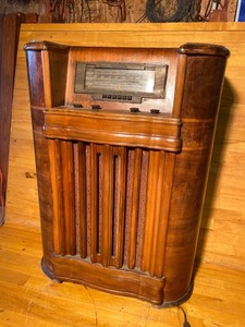 lot 2042 image: Vintage RCA Model 29K Floor Radio