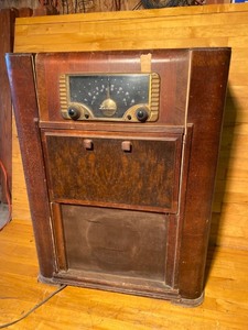 lot 2043 image: Zenith radio and record player