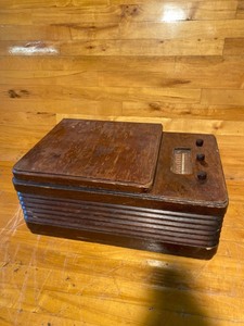 lot 2051 image: Vintage Stewart Warner radio record player model 61TR36