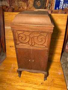 lot 2052 image: Vintage Oak Mandel Phonograph Empty Cabinet