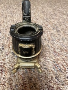 lot 2072 image: Metal stove pipe holder or ashtray