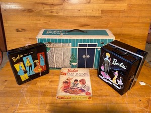 lot 2074 image: Vintage lot of Barbie items