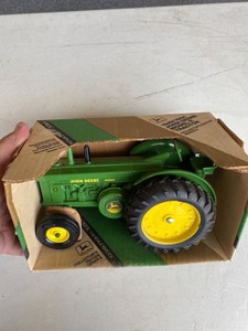 lot 2092 image: John Deere 19491954 model R tractor collectors edition series 2
