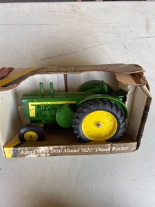 lot 2095 image: John Deere 1956 model 820 diesel tractor 116 scale Ertl