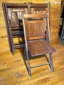 lot 2120 image: Lot of six vintage folding chairs