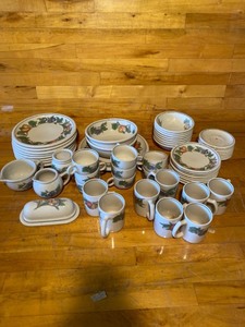 lot 2128 image: Epoch Dinnerware set Wholesome E211