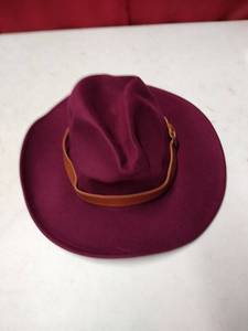 lot 7535 image: Marron felt hst