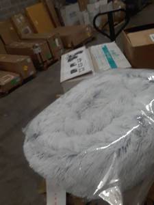 lot 1641 image: Calming Donut Shag Cuddler �� - 23x23 Frost