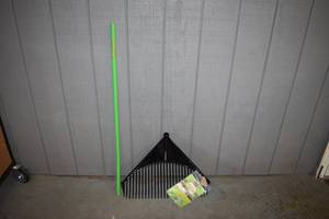lot 8 image: Golden Gark Rake