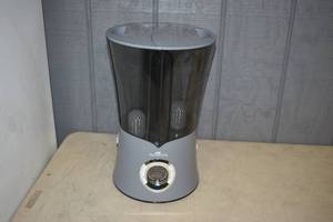 lot 102 image: Air Innovations Humidifier