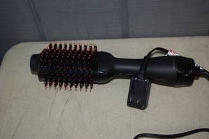 lot 103 image: Golden Hot Hot Brush Styler