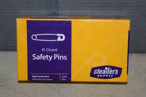 lot 104 image: 1440 Safety Pins