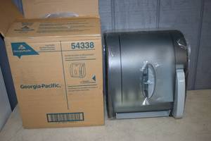 lot 260 image: Georgia Pacific Roll Towel Dispenser