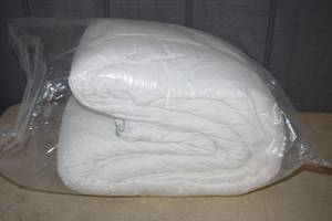lot 295 image: Queen Size Duvet Insert