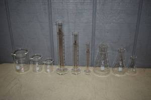 lot 397 image: 9 Pieces Glass Lab Equipment