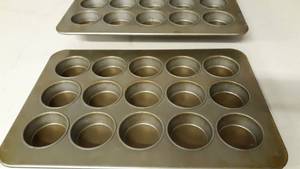 lot 21 image: 6 Commercial Muffin Pans 43036