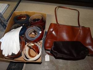 lot 3148 image: Ladies purses & accessories