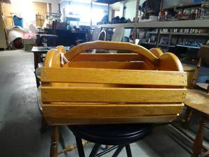 lot 3147 image: Wood heart design basket w handle