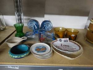 lot 3130 image: Lot of collectible plates & misc decor
