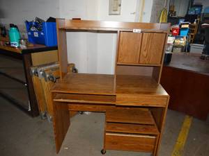 lot 3122 image: Computer desk w storage