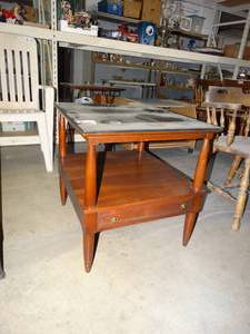lot 3117 image: Wooden end table w glass top and storage