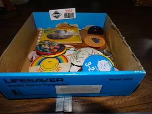 lot 3091 image: Lot of vintage pins