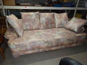 lot 3096 image: Multicolor sofa w pillows