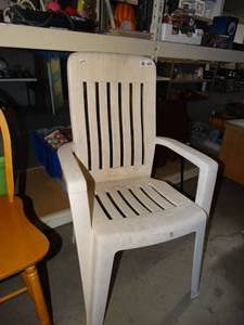 lot 3105 image: Plastic lawn chair