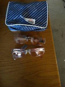 lot 3050 image: Reading glasses lady remington razor