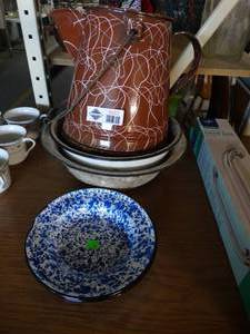 lot 3053 image: Lot of enamel ware