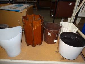 lot 3068 image: Trash cans buckets