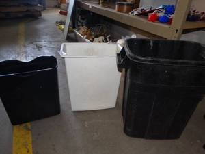 lot 3041 image: 3 various size trash cans