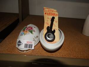lot 3011 image: Set of 4 Beatles jewelry broochs