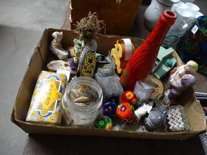 lot 2927 image: Lot of vintage decor