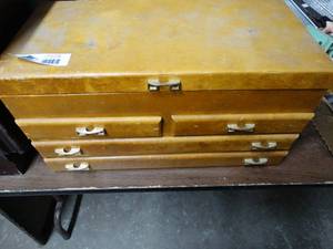 lot 2928 image: Jewelry box w drawers