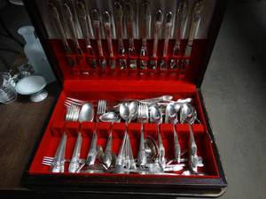 lot 2929 image: Beautiful silverware set in wooden box