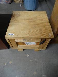 lot 2931 image: Wooden shipping crate w lid