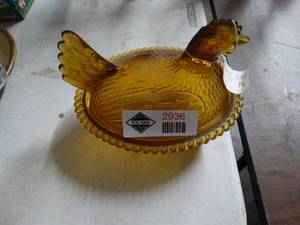 lot 2936 image: Vintage glass hen dish